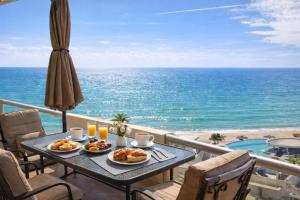 Updated Beachfront Condo on Sandy Beach, Las Palmas Resort, 24hrs Security, Free Parking, Free Wi-Fi