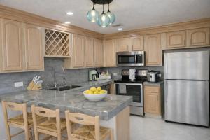 Beachfront Condo on Sandy Beach, Las Palmas Resort, 24hrs Security, Free Parking, Free Wi-Fi
