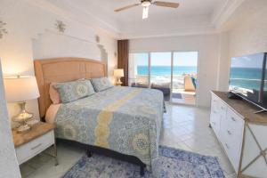 Beachfront Condo on Sandy Beach, Las Palmas Resort, 24hrs Security, Free Parking, Free Wi-Fi