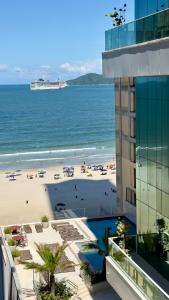Barra Norte, 3 quartos até 8 pessoas, vaga privativa, prédio frente mar