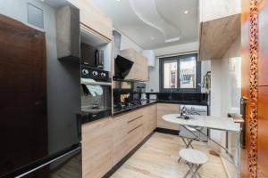 The Red City Retreat. 2BR Elegant Apt .
