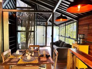 Casa na árvore cercada pela natureza e conforto