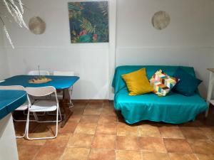OCCHI BLU House