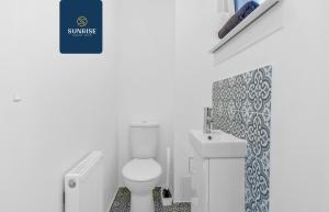 Springhill Townhouse - 3 Bedrooms, Great Views, Newly Refurbished, Free Parking, Free Wifi, River View, Dock, Eden Views, Fully Equipped, RELOCATION FAVOURITE by SUNRISE SHORT LETS DUNDEE