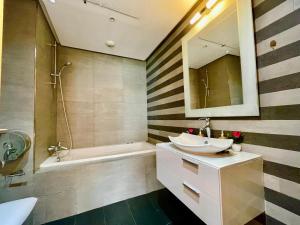 Stunning Marina high floor ocean view