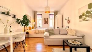CITY&MORE-11! Schickes Apartment mit Altbauflair!