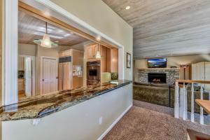 Tahoe Keys Breeze - On Water w Boat Dock Hot Tub
