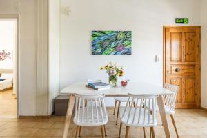 Chelonas Nest, Modern Comfort by the Beach