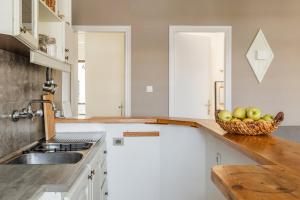 Chelonas Nest, Modern Comfort by the Beach