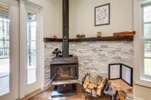 Poconos Cottage w Sauna ~ 10 Mi to Camelback!