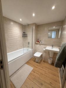 Modern 1-Bed Flat with water view