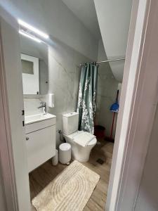 Golden Lora - MDY Urban Stay