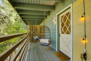 2 Mi to Lake Gregory! Chic Crestline Base Camp