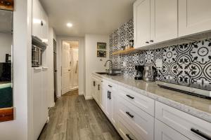 2 Mi to Lake Gregory! Chic Crestline Base Camp