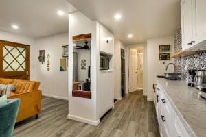 2 Mi to Lake Gregory! Chic Crestline Base Camp