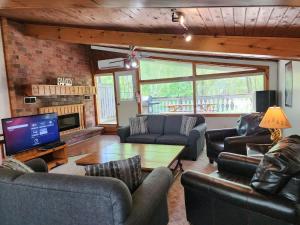 4 bdrm Blue Mountain Chalet Near Ski Hills, Walk to the Village, Petfriendly, Sleeps 10
