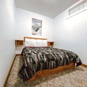 4 bdrm Blue Mountain Chalet Near Ski Hills, Walk to the Village, Petfriendly, Sleeps 10