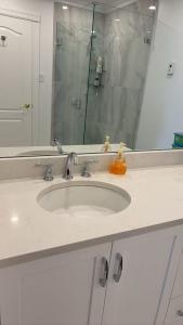 Cozy Queen Room in Quiet Richmond Seafair Area