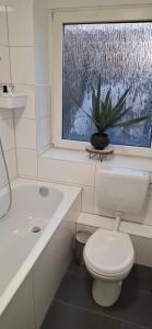 2-Zimmer-Apartment "Stay-at-AJ Homes Hamm" mit komplett ausgestatteter Küche, Balkon, 4 Hotel-Boxspringbetten & Schlafsofa sowie kostenlos inklusive Bettwäsche & Handtücher, Verbrauchsartikel, Parkplatz, WiFi & SmartTV