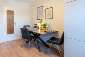 2-Zimmer-Apartment "Stay-at-AJ Homes Hamm" mit komplett ausgestatteter Küche, Balkon, 4 Hotel-Boxspringbetten & Schlafsofa sowie kostenlos inklusive Bettwäsche & Handtücher, Verbrauchsartikel, Parkplatz, WiFi & SmartTV