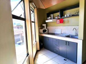 Estudio luminoso en San Pedro con balcon
