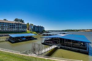 Lakefront Patio, Pool Access! Lands End Condo