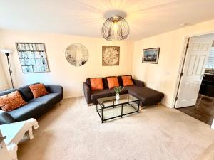 Luxury Townhouse Near Edinburgh Airport - WiFi Broadband - 4-Bed 3-Bath - Sleeps 7