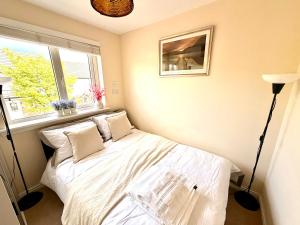 Luxury Townhouse Near Edinburgh Airport - WiFi Broadband - 4-Bed 3-Bath - Sleeps 7