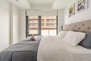 Toronto 2BR Condo with Lake & CN Tower Views & Free Parking