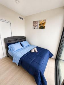 Toronto 2BR Condo with Lake & CN Tower Views & Free Parking