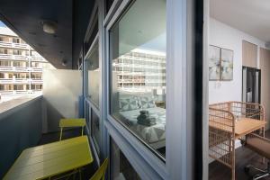 Bright & Sunny Apt in Heart of SM!