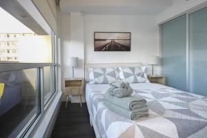 Bright & Sunny Apt in Heart of SM!
