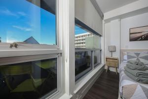 Bright & Sunny Apt in Heart of SM!