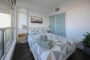 Bright & Sunny Apt in Heart of SM!
