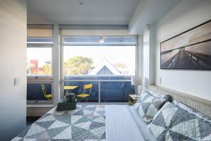 Bright & Sunny Apt in Heart of SM!