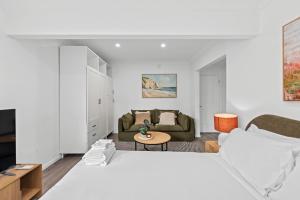 Cozy Studio - Short walk to Hosp and CBD with Balcony