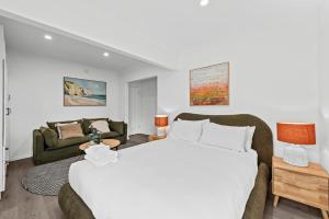 Cozy Studio - Short walk to Hosp and CBD with Balcony