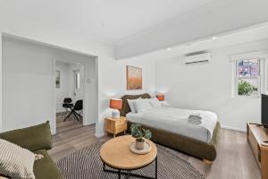 Cozy Studio - Short walk to Hosp and CBD with Balcony