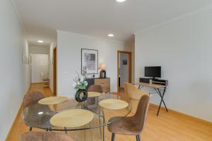 Sunflower Ocean View Apartment With Pool & Parking