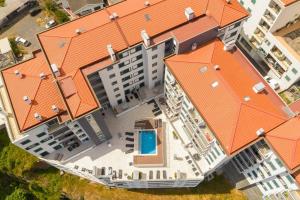 Sunflower Ocean View Apartment With Pool & Parking