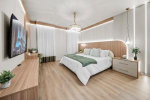 NEW Remodeled 7BR w LED Pool at Solara