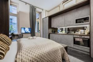 Luxe Obsidian Studio Steps from Great Synagogue