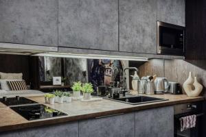 Luxe Obsidian Studio Steps from Great Synagogue