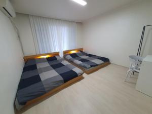 4, near hongdae, 3 beds, 2 rooms