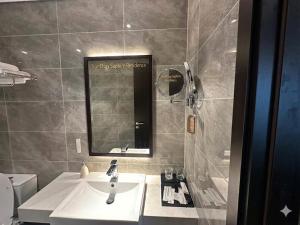 The Saphire Ha Long - TranThuy Sea View Apartment