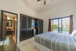 Spacious 7-bedroom villa near Santa Fe