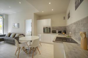 FRGK RUE HOCHE Luxury 2BR - Large Terrace - 2 min Palais