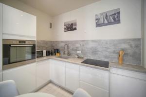 FRGK RUE HOCHE Luxury 2BR - Large Terrace - 2 min Palais