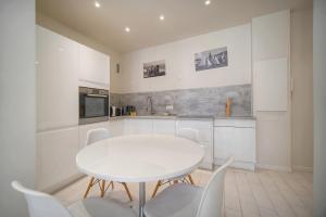 FRGK RUE HOCHE Luxury 2BR - Large Terrace - 2 min Palais