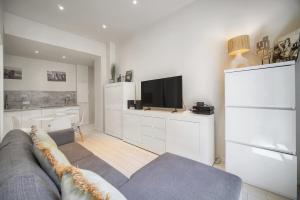 FRGK RUE HOCHE Luxury 2BR - Large Terrace - 2 min Palais